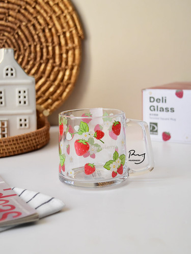 لیوان دسته دار دلی DELI مدل کلارا طرح توت فرنگی